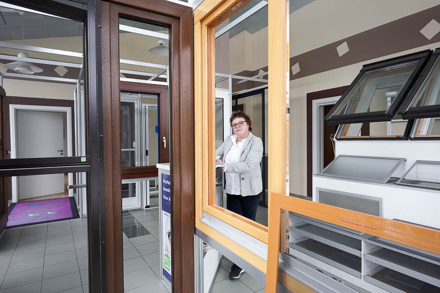 Katja Blum im Showroom der Insektenschutz Manufaktur in Weißenhorn – persönliche Beratung vor Ort  